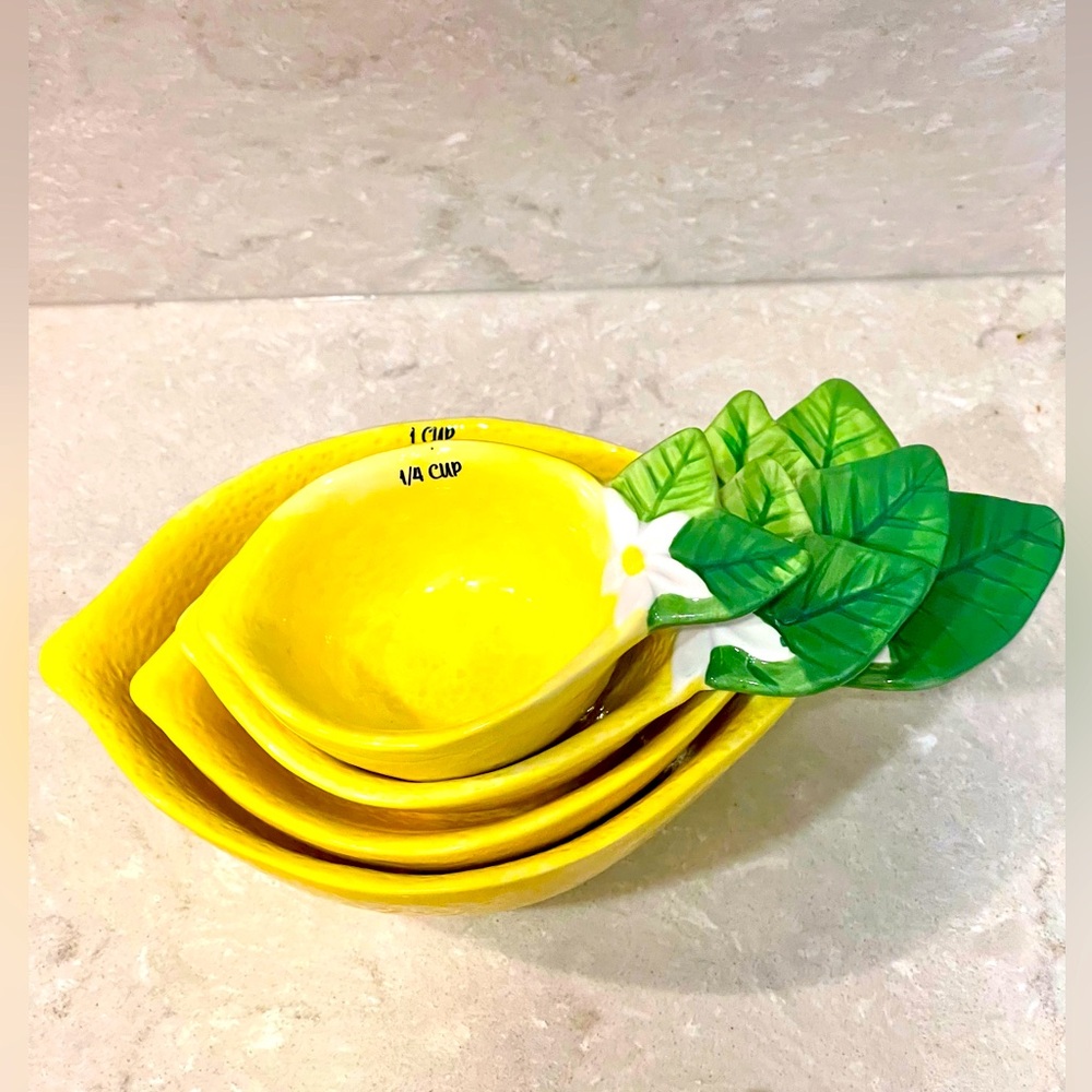 NWT yellow lemon shaped 4 piece measuring cup set, kitchen tools, perfect Gifts!